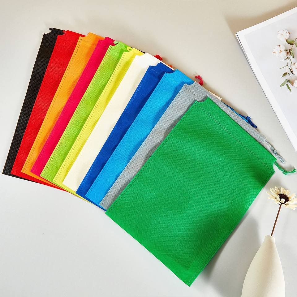 Non-woven drawstring dust bag for shoes in white and black